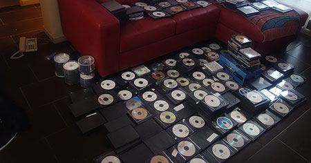 Visualización de los efectos del síndrome de Diógenes digital, mostrando dispositivos llenos de archivos innecesarios