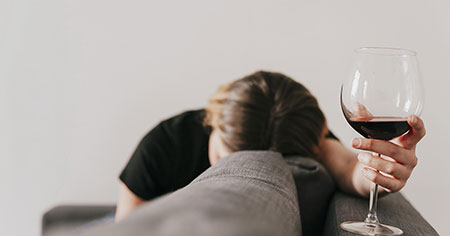 Representación del impacto del alcoholismo en la salud mental y en el entorno social