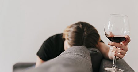 Efectos del consumo de alcohol en la vida diaria Representación del impacto del alcoholismo en la salud mental y en el entorno social