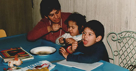 Importancia de tratar dificultades al comer Alimentos saludables y ayuda profesional en casos de disfagia o problemas para comer