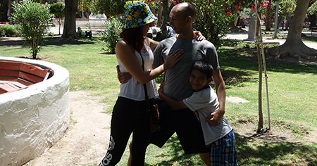 Niños y padres creciendo juntos Niños desarrollando habilidades parentales junto a sus padres en un entorno saludable