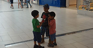 Psicólogo ayudando a un niño en consulta individual.