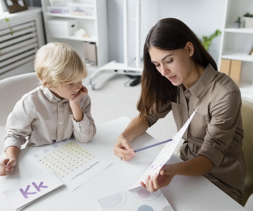Sesión psicopedagógica con un profesional, orientada a potenciar el aprendizaje y el desarrollo personal. Sesiones psicopedagógicas: apoyo profesional para mejorar el aprendizaje y el rendimiento académico.