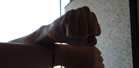Impacto físico: una de las manifestaciones de la violencia Los golpes de puño son una de las conductas comunes dentro del tipo de violencia física